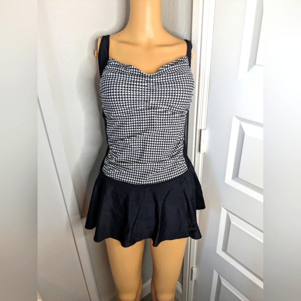 Heat XL Black & White Checkered Print 1 pies Swim Suit With Skirt